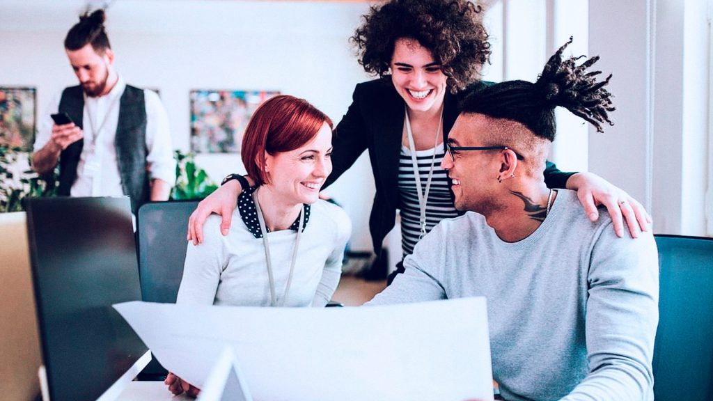 imagem com pessoas reunidas representando uma solução de empreendedorismo corporativo